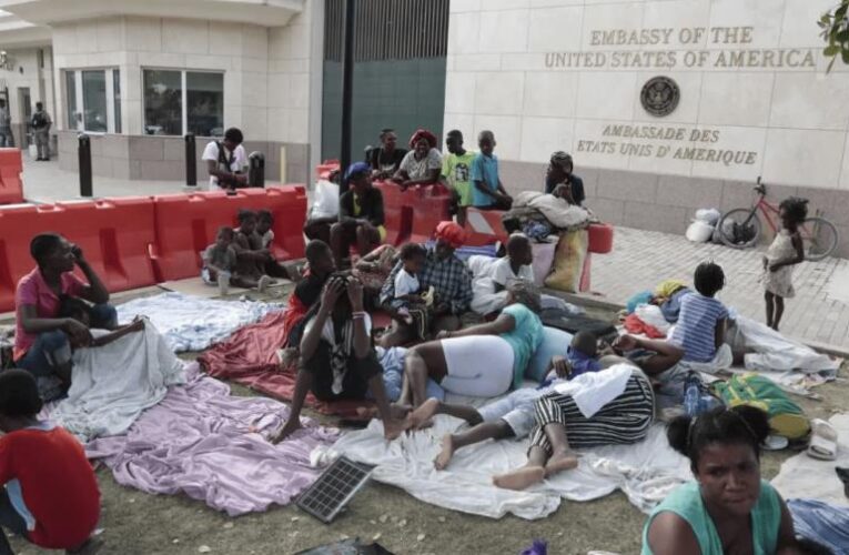 Embajada de EE. UU. en Haití expresa apoyo a haitianos y les advierte sobre la maldad de las bandas