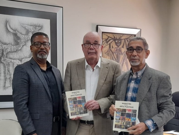 El maestro Alberto Lara Abreu dona libro al Archivo General de la Nación