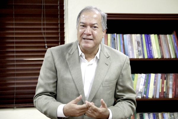 Economista Félix Calvo dona documentos sobre crisis del 2002