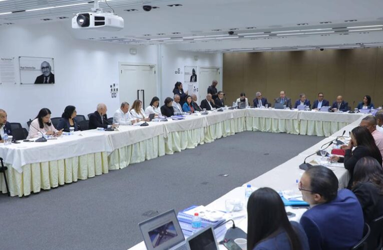 Hacienda defiende el presupuesto de 2026 ante comisión de legisladores